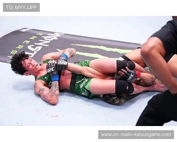 UFC经典瞬间：手臂十字固锁，终结对手的制胜一击