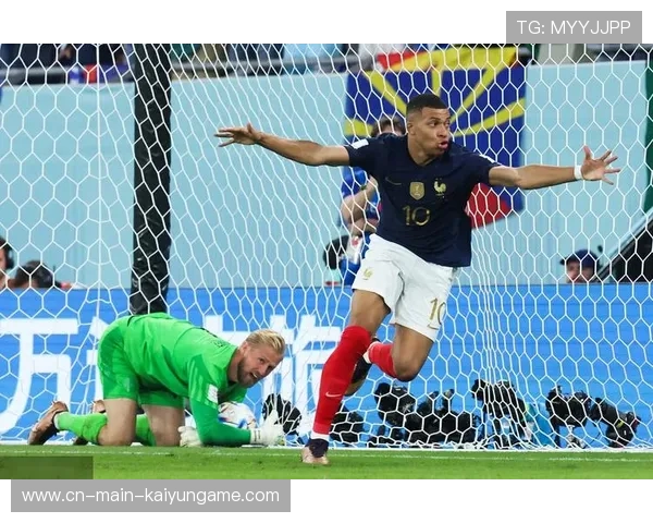 世界杯姆巴佩跨越式过人后点射成就进球